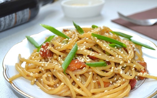 1. Этап. Макароны по-азиатски: 10. Перед подачей на стол, можно дополнить блюдо зеленым луком и щепоткой кунжута. Приятного аппетита!