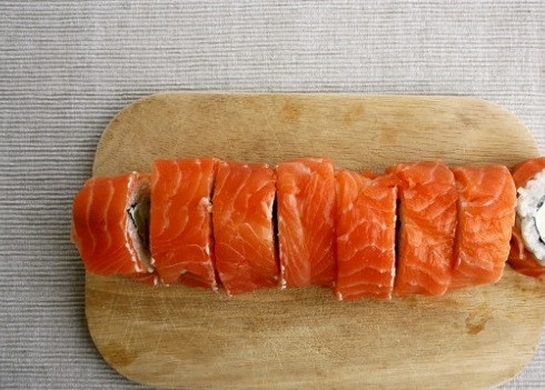 1. Этап. Рецепт суши Филадельфия дома: И разрежем на небольшие суши-роллы.