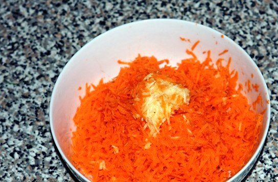 1. Этап. Морковь с чесноком: Добавьте к моркови пропущенный через пресс чеснок.