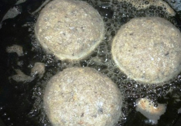 1. Этап. Котлеты из бычков: Из фарша сформируйте котлеты и обжарьте с двух сторон в хорошо разогретом масле.