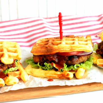 Бургер с острой курицей в вафлях