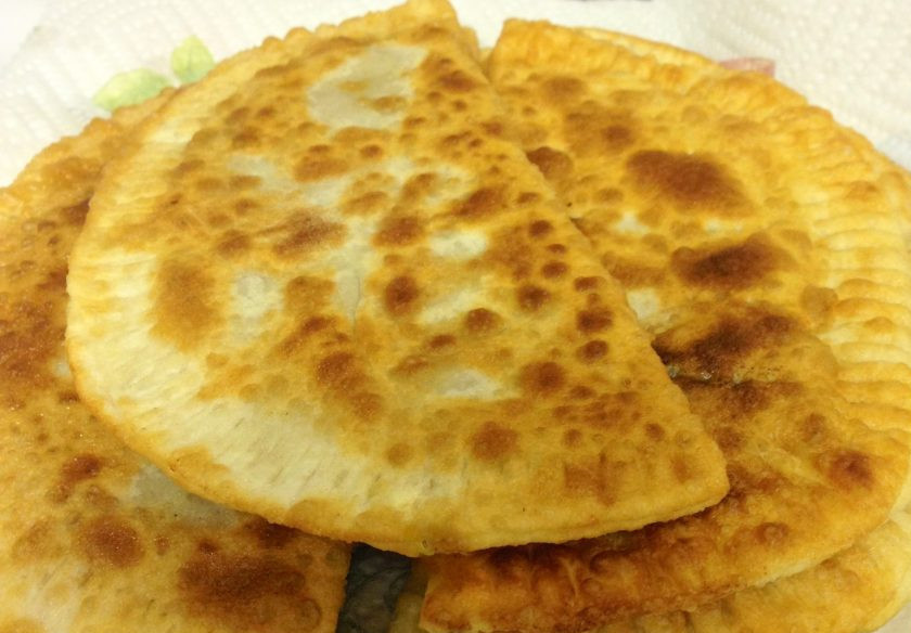 1. Этап. Простой рецепт чебуреков: 6. Подавайте чебуреки сразу после обжаривания. Приятного аппетита!