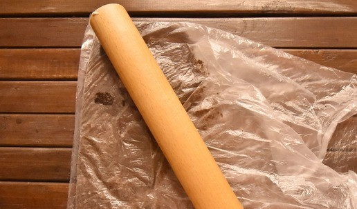 1. Этап. Чизкейк с шоколадным печеньем: Оставляю 18 половинок шоколадного печенья целыми для оформления чизкейка, остальные помещаю в пакет и измельчаю до состояния крошки с помощью скалки.