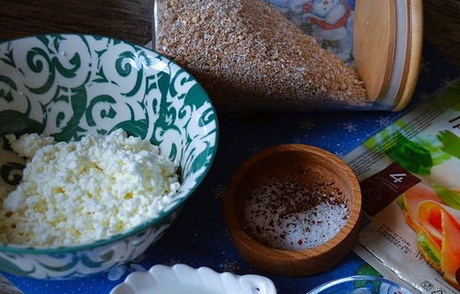 1. Этап. Творожно-овсяные вафли с ветчиной: Приготовить продукты.