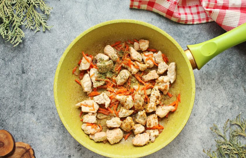 1. Этап. Кускус с индейкой: Добавьте в сковороду карри, петрушку. Поперчите и обжаривайте все в течение 5-6 минут, перемешивая.