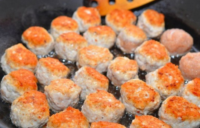 1. Этап. Куриные фрикадельки в ароматном томатном соусе: Разогреваем на сковороде растительное масло. Обжариваем в нем фрикадельки до золотистого цвета со всех сторон.