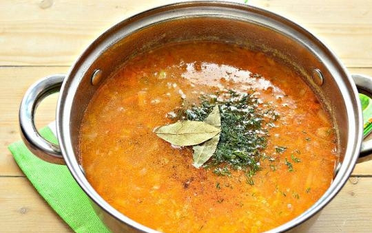 1. Этап. Уральские щи: 9. По вкусу посолите и поперчите, добавьте лавровый лист и проварите несколько минут.