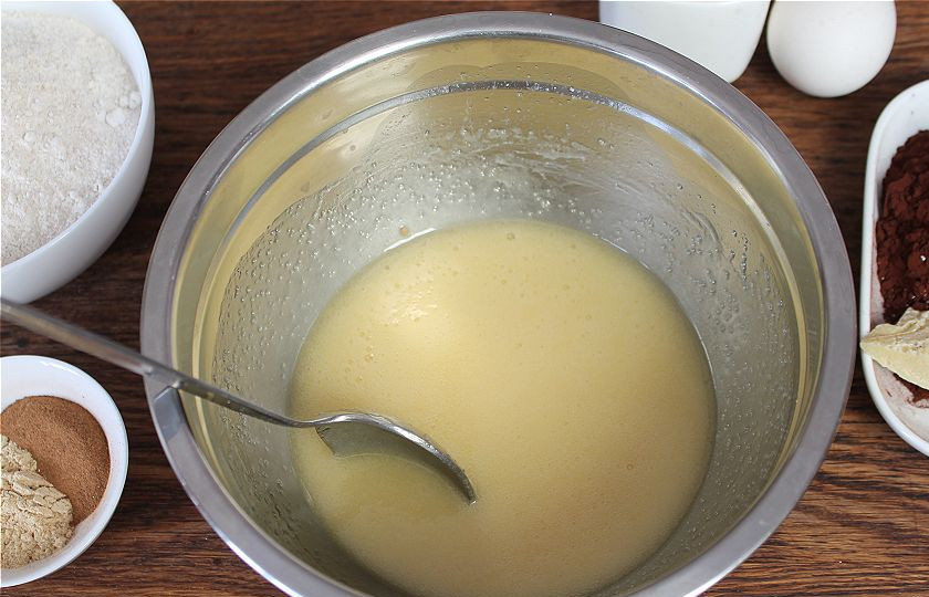 1. Этап. Самое вкусное имбирное печенье: Добавляем соду и подогреваем, непрерывно помешивая, до однородной консистенции.