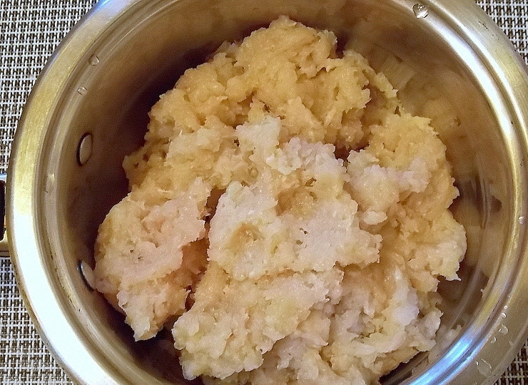 1. Этап. Куриные кебабы в беконе: Положите в фарш натертый лук, тертый чеснок, соль, перец и яйцо. Перемешайте до однородного состояния.