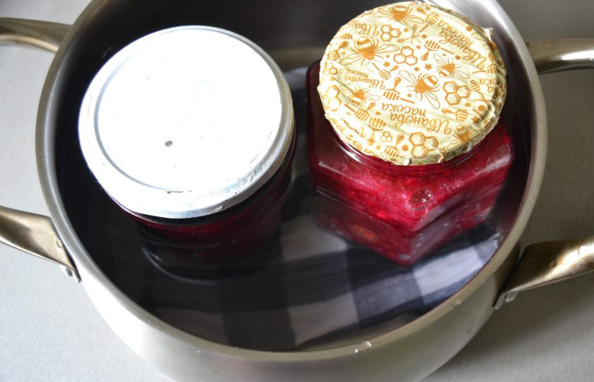 1. Этап. Свекла с хреном и чесноком: Разложите свеклу в банки, но крышки не закручивайте. В кастрюлю положите салфетку, поставьте банки, налейте теплую воду на 2/3 высоты банок, стерилизуйте 15 минут с момента закипания, после чего закрутите крышки, переверните вверх дном, охладите.