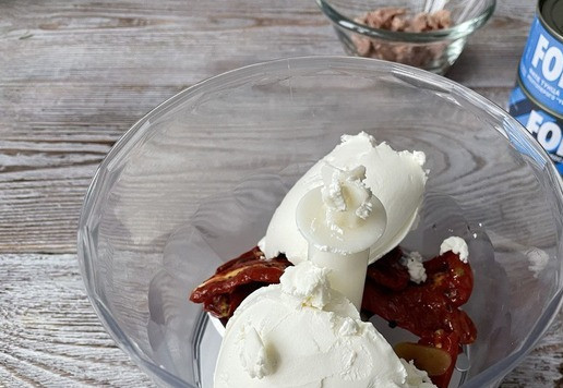 1. Этап. Риет с тунцом и вялеными томатами: В чашу блендера сложите творожный сыр и вяленые томаты, пробейте блендером в течении 4-6 секунд.