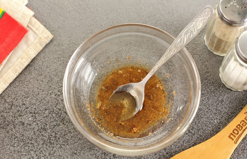 1. Этап. Салат с курицей без майонеза: Полейте горячей заправкой салат и быстро все перемешайте. Уберите на несколько часов в холодильник.