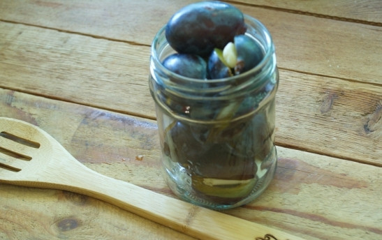 1. Этап. Маринованные сливы с чесноком: На дно банки выложите по 3 горошинки душистого перца и 2 гвоздички. Каждую банку наполните сливой.