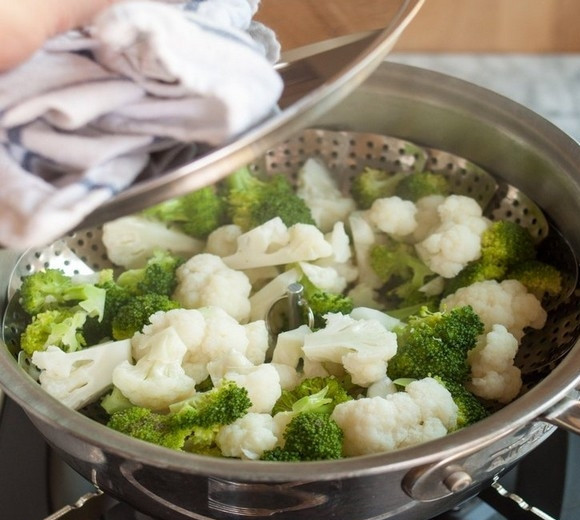 1. Этап. Овощи на пару: Начинайте проверять готовность овощей через несколько минут. Брокколи и цветная капуста готовятся 5-7 минут, поэтому лучше пользоваться кухонным таймером.