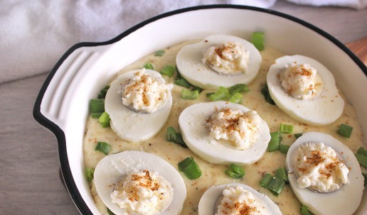 1. Этап. Яйца в сырном соусе: Посыпать специями. Запекать яйца в сырном соусе в духовке при 200 градусах около 10 минут.