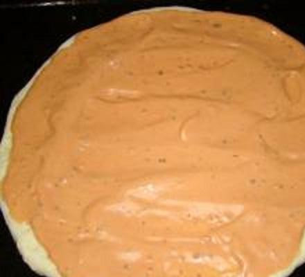 1. Этап. Пицца с помидорами, колбасой и сыром: 3. Готовым соусом обильно смазать лист теста.