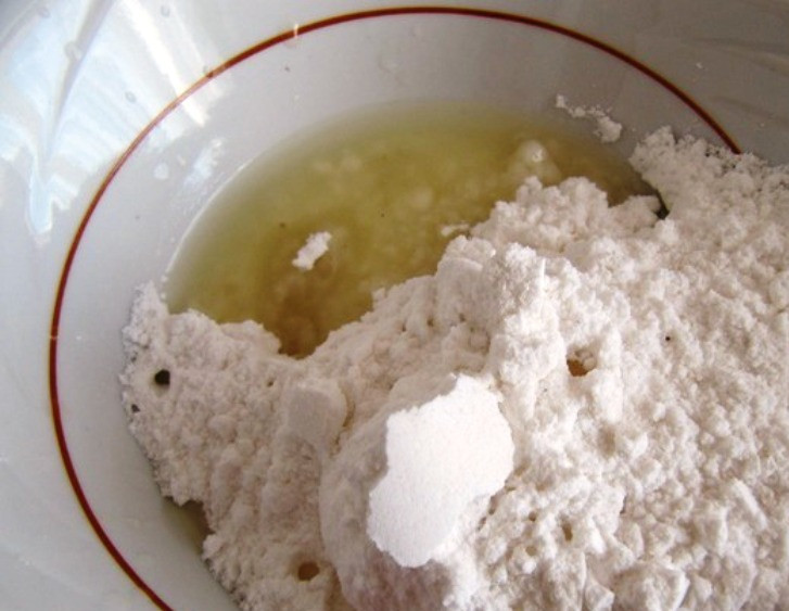 1. Этап. Медовый пирог с миндалем: Разотрите сахарную пудру с лимонным соком и полейте пирог. Украсьте его орехами и изюмом и подайте на стол.