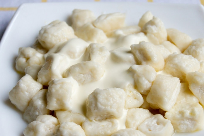 1. Этап. Творожные клецки: Подаем к столу, полив сметанкой. Приятного аппетита!