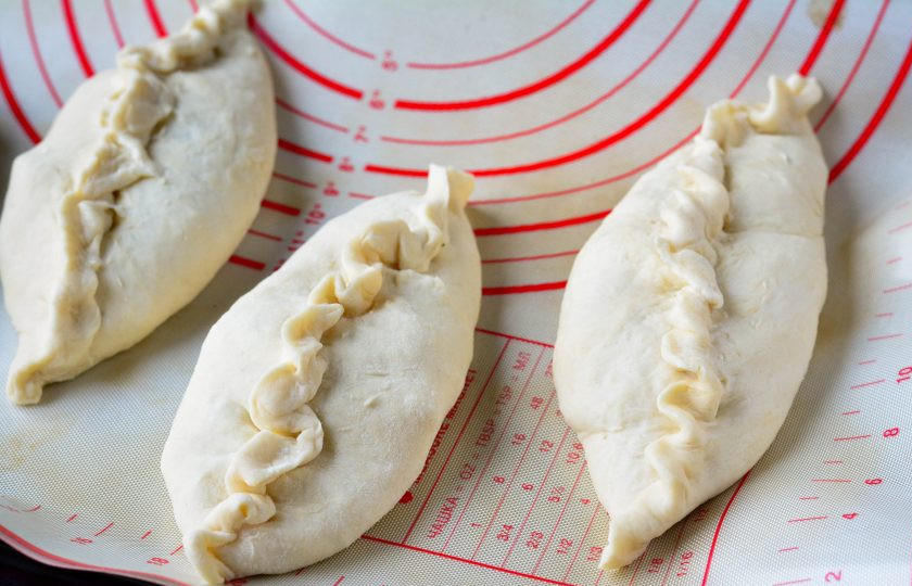 1. Этап. Татарские пирожки с картошкой: Пирожки выложите на противень.