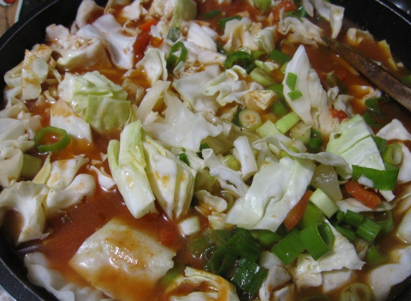 1. Этап. Диетический суп для похудения: Далее добавьте капусту и измельченный зеленый лук.