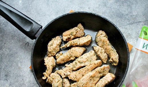 1. Этап. Рулетики-пирожки из теста фило: В сковороде разогрейте растительное масло, положите полоски индейки и обжарьте с двух сторон на 2-3 минуты. Снимите сковороду с огня и дайте остыть.