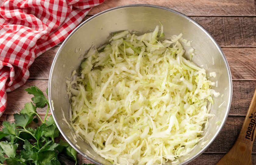 1. Этап. Шаурма в аэрогриле: Капусту тонко нашинкуйте, добавьте немного соли и помните руками, чтобы она стала мягче.