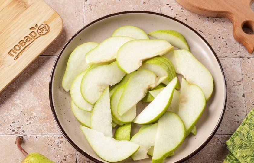 1. Этап. Пирог с грушей из бездрожжевого теста: Груши помойте, очистите, удалите семенную коробочку и нарежьте тонкими дольками. Если груша крупная, то хватит одной.