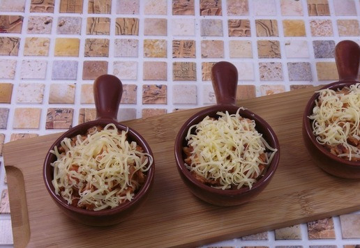 1. Этап. Горячая закуска из тунца с томатами: Полученную смесь разложить по кокотницам, сверху присыпать натертым на средней терке сыром. Запекать при 180 градусах 10 минут.