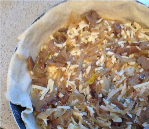 1. Этап. Французский пирог за 5 минут: 5. Тесто делим на две части. Из одной раскатываем тонкую лепешку и выкладываем на чуть смазанный маслом противень. Выкладываем начинку.