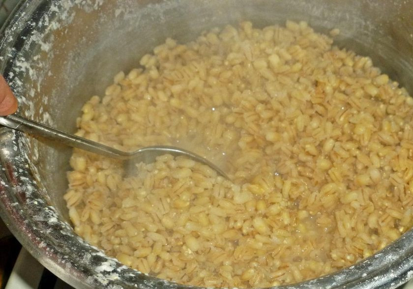 1. Этап. Перловка классическая: 4. Спустя 30 минут убавляем максимально огонь и перемешиваем кашу. Во время варки перловку нужно мешать как можно чаще, чтобы она не пригорела.