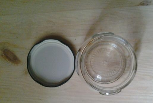 1. Этап. Горчица на рассоле: Подготовьте банку, в которой можно хорошо закупорить горчицу. Помойте её, обдайте кипятком и высушите.