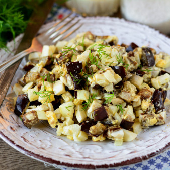 Теплый салат с баклажанами