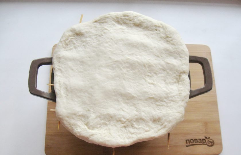 1. Этап. Суп Пашкет: Тесто раскатайте и выложите на шпажки. Отправьте кастрюлю с тестом и супом в духовку разогретую до 175 градусов.