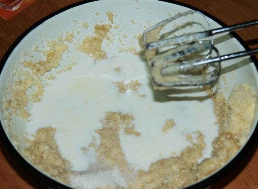 1. Этап. Банановый пирог: Затем вливаем молоко, добавляем щепотку соли и ванильный сахар. Взбиваем.