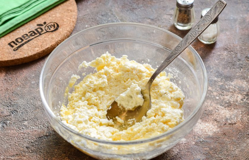 1. Этап. Лазанья из кабачков с творогом: Перемешайте все.