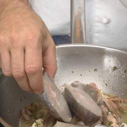 1. Этап. Суп из морепродуктов (Cacciucco alla livornese): Через несколько минут нарезать рыбу на кусочки, удалить голову и хвосты.