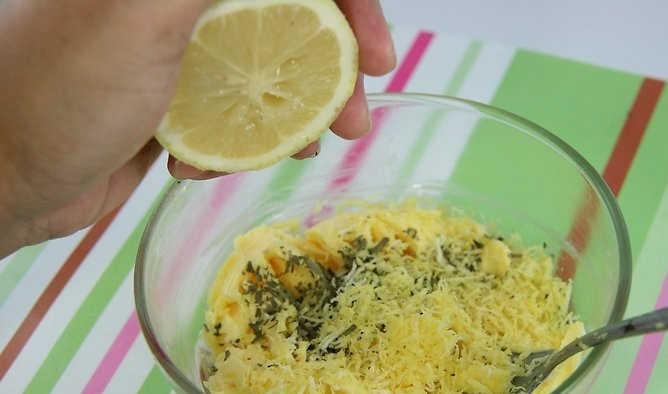 1. Этап. Курица с лимонным маслом: 1. Размягченное сливочное масло соедините с соком и цедрой лимона. Добавьте щепотку соли и специи (в данном случае ложечка тархуна).