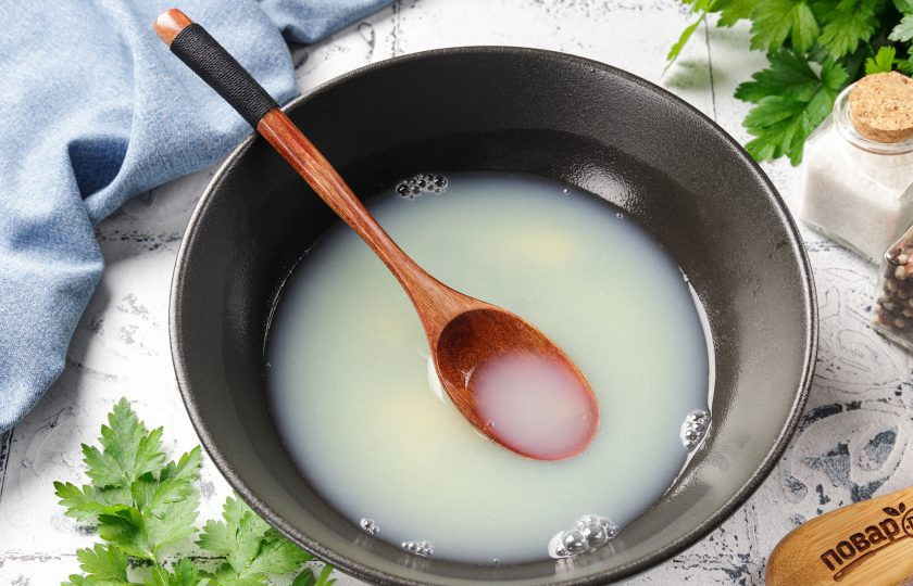 1. Этап. Ханум с овощами: В глубокой миске соедините яйцо, соль и воду. Перемешайте.