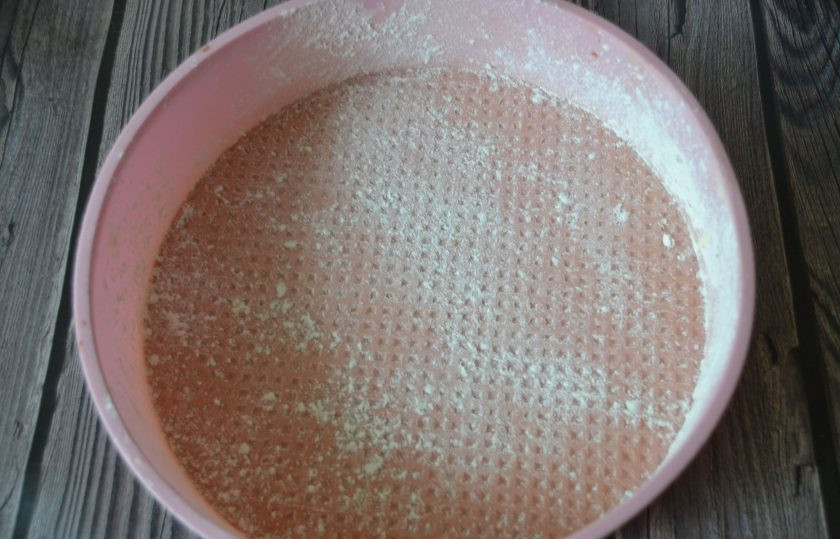 1. Этап. Манник с яблоками на сметане: Подготовьте форму для выпекания, для большей уверенности можно смазать сливочным маслом и слегка присыпать мукой.