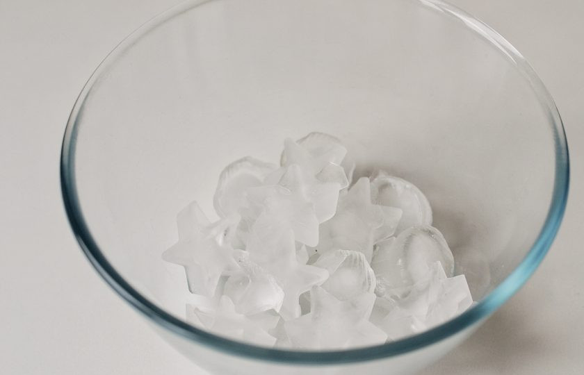 1. Этап. Постный шоколадный мусс: Подготовьте лед. Насыпьте его в большую миску.