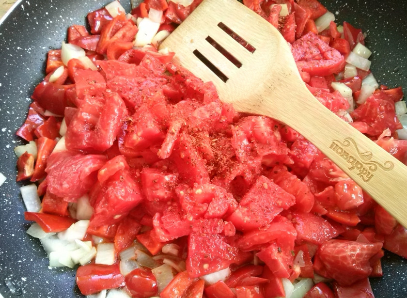 1. Этап. Аджапсандали: 9. Средними кусочками нарежьте и добавьте в сковороду. Жарьте на сильном огне еще около 3 минут, все время перемешивая.