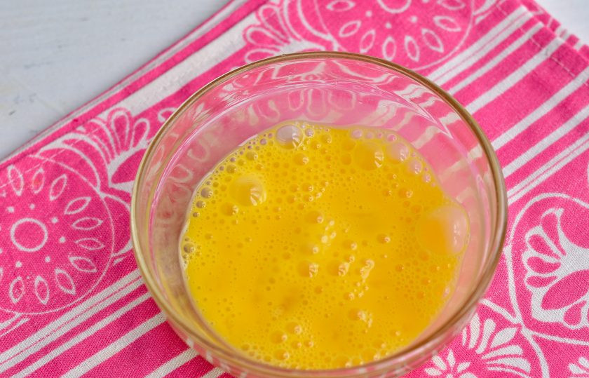 1. Этап. Творожно-сырные палочки: Яйцо взбейте вилкой в миске.