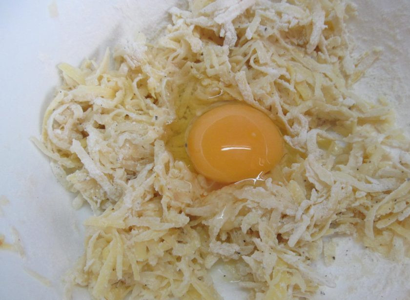 1. Этап. Картофельная запеканка с индейкой: Вбить яйцо и тщательно перемешать.