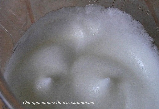 1. Этап. Клафути с виноградом: Отдельно взбейте белки до мягких волн и осторожно добавьте к основной массе.