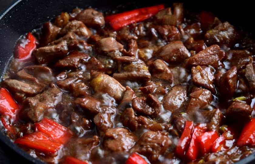 1. Этап. Индейка в красном соусе: 6. Добавьте мясо и готовьте на среднем огне (примерно 13-15 минут) до выпаривания соуса, постоянно помешивая.