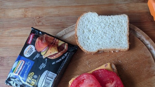 1. Этап. Сэндвич Брайбриджи: Помидор режем тонкими кружками, кладём сверху сыра.