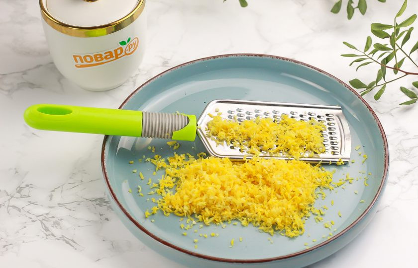 1. Этап. Лимонное сливочное масло: Ошпарьте лимоны кипятком и насухо вытрите бумажными салфетками. Счистите цедру с каждого из них.