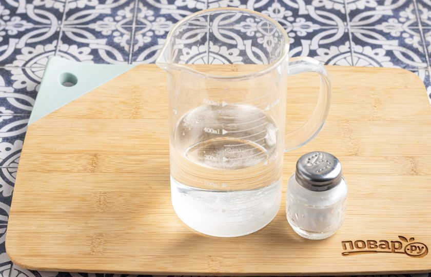 1. Этап. Фарината из гороховой муки: Растворите в воде соль.