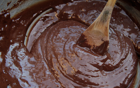 1. Этап. Пончики на сгущенке: 1. Для теста смешаем муку, какао-порошок, соду и один стик кофе. Затем добавим жидкие ингредиенты: яйцо, сгущенку, масло, немного сахара и ванильный экстракт. Сделаем однородное тесто.