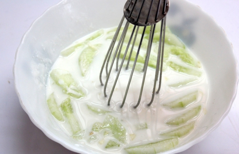 1. Этап. Холодный огуречный суп: Взбейте миксером или блендером все ингредиенты.